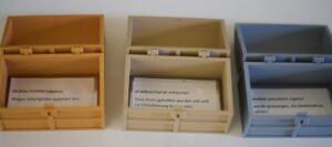 Foto von drei Truhen mit Textschnipseln aus Kapitularientexten